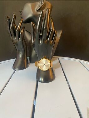 Vintage Light Gold Tone Women’s Mesh Band White Dial Wristwatch